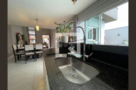 Casa à venda com 100m², 2 quartos e 2 vagasChurrasqueira