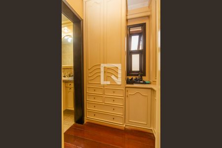 Casa à venda com 357m², 4 quartos e 2 vagasQuarto 1 - closet