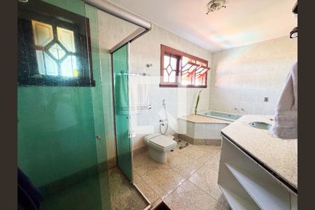 Casa à venda com 480m², 4 quartos e 5 vagasBanheiro - Quarto 2