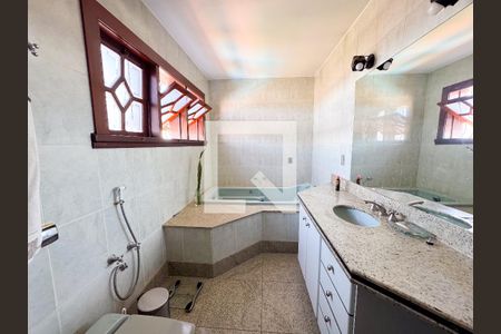 Casa à venda com 480m², 4 quartos e 5 vagasBanheiro - Quarto 2