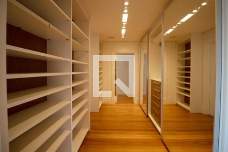 Apartamento à venda com 420m², 3 quartos e 3 vagas Apartamento à venda com 420m², 3 quartos e 3 vagasCloset da suíte 3
