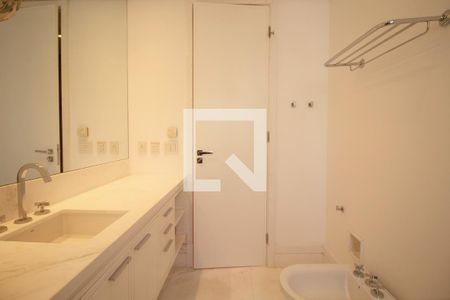 Apartamento à venda com 420m², 3 quartos e 3 vagas Apartamento à venda com 420m², 3 quartos e 3 vagasBanheiro da Suíte 1