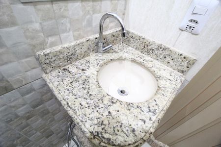 Banheiro de kitnet/studio para alugar com 1 quarto, 30m² em Martins, Uberlândia