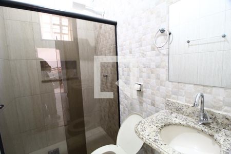 Banheiro de kitnet/studio para alugar com 1 quarto, 30m² em Martins, Uberlândia