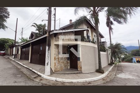 Casa para alugar com 450m², 4 quartos e 4 vagas Casa para alugar com 450m², 4 quartos e 4 vagasFachada