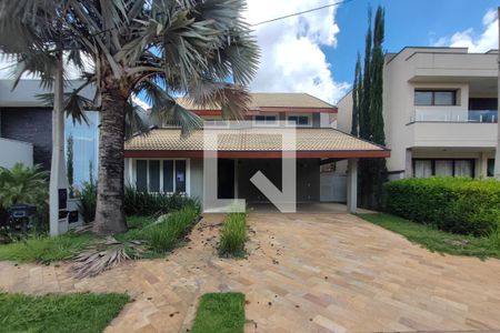 Casa de condomínio à venda com 360m², 4 quartos e 4 vagas Casa de condomínio à venda com 360m², 4 quartos e 4 vagasFachada