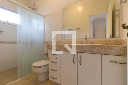 Casa de condomínio à venda com 360m², 4 quartos e 4 vagas Casa de condomínio à venda com 360m², 4 quartos e 4 vagasBanheiro Suíte 2