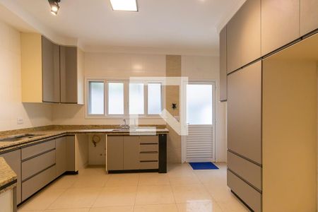 Casa de condomínio à venda com 360m², 4 quartos e 4 vagas Casa de condomínio à venda com 360m², 4 quartos e 4 vagasCozinha