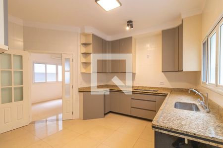 Casa de condomínio à venda com 360m², 4 quartos e 4 vagas Casa de condomínio à venda com 360m², 4 quartos e 4 vagasCozinha