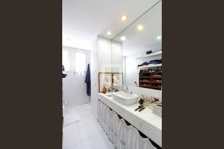 Apartamento à venda com 290m², 4 quartos e 3 vagasBanheiro Quarto 4 suíte