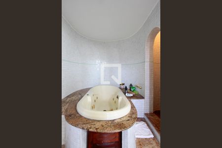 Apartamento à venda com 290m², 4 quartos e 3 vagasBanheiro Quarto 2 suíte