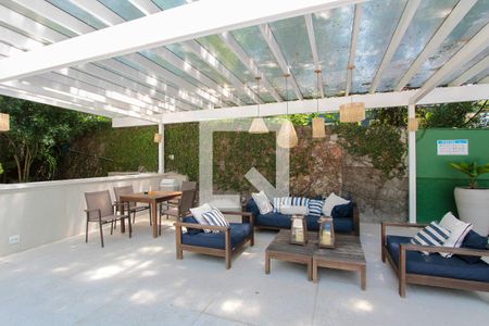 Apartamento à venda com 290m², 4 quartos e 3 vagasArea de convivencia da piscina