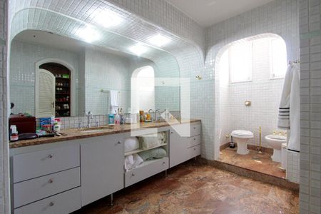 Apartamento à venda com 290m², 4 quartos e 3 vagasBanheiro Quarto 2 suíte