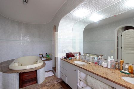 Apartamento à venda com 290m², 4 quartos e 3 vagasBanheiro Quarto 2 suíte