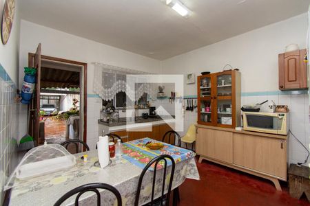 Casa à venda com 360m², 3 quartos e 6 vagasCozinha da edícula