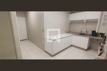 Apartamento à venda com 238m², 4 quartos e 4 vagas Apartamento à venda com 238m², 4 quartos e 4 vagasÁrea de Serviço