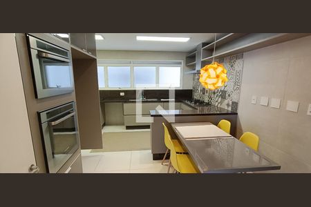 Cozinha de apartamento à venda com 4 quartos, 238m² em Vila Suzana, São Paulo
