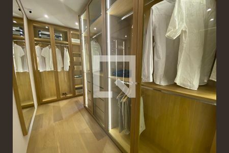 Apartamento à venda com 141m², 3 quartos e 2 vagas Apartamento à venda com 141m², 3 quartos e 2 vagasCloset