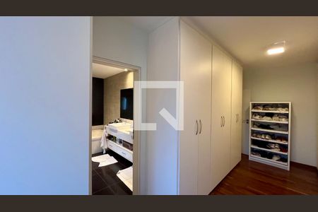 Casa à venda com 430m², 4 quartos e 5 vagas Casa à venda com 430m², 4 quartos e 5 vagasCloset da suíte 3