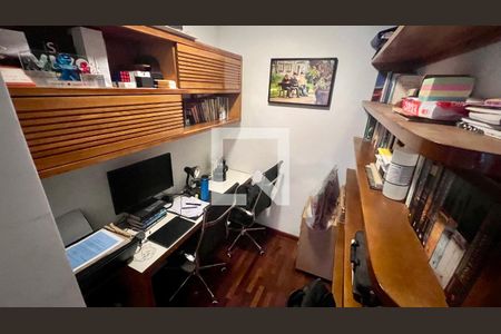 Casa à venda com 430m², 4 quartos e 5 vagas Casa à venda com 430m², 4 quartos e 5 vagasEscritório