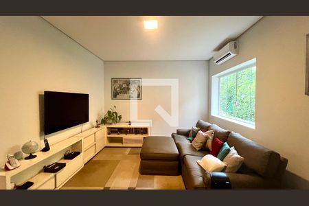 Casa à venda com 430m², 4 quartos e 5 vagas Casa à venda com 430m², 4 quartos e 5 vagasSala de TV