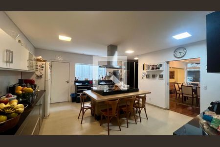 Casa à venda com 430m², 4 quartos e 5 vagas Casa à venda com 430m², 4 quartos e 5 vagasCozinha