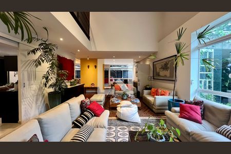 Casa à venda com 430m², 4 quartos e 5 vagas Casa à venda com 430m², 4 quartos e 5 vagasSala de estar