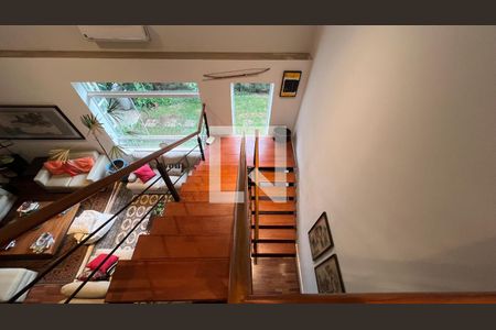 Casa à venda com 430m², 4 quartos e 5 vagas Casa à venda com 430m², 4 quartos e 5 vagasEscada