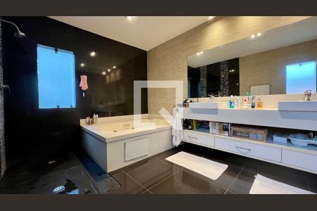 Casa à venda com 430m², 4 quartos e 5 vagas Casa à venda com 430m², 4 quartos e 5 vagasBanheiro da Suíte 3