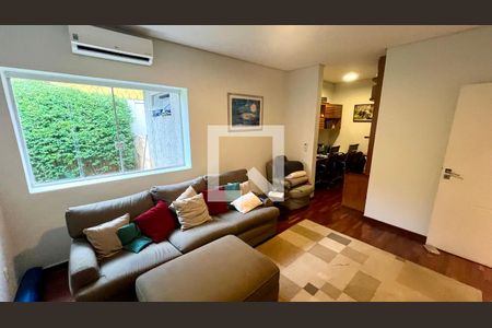 Casa à venda com 430m², 4 quartos e 5 vagas Casa à venda com 430m², 4 quartos e 5 vagasSala de TV