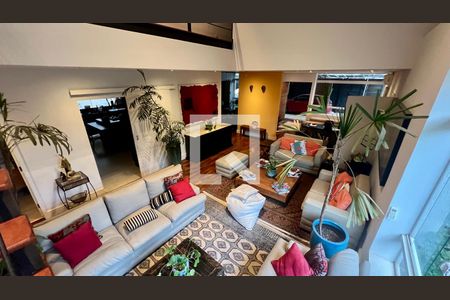 Casa à venda com 430m², 4 quartos e 5 vagas Casa à venda com 430m², 4 quartos e 5 vagasSala de estar