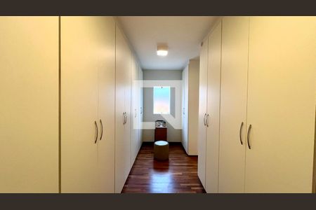 Casa à venda com 430m², 4 quartos e 5 vagas Casa à venda com 430m², 4 quartos e 5 vagasCloset da suíte 3