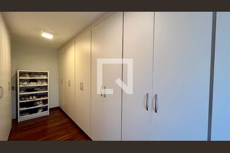 Casa à venda com 430m², 4 quartos e 5 vagas Casa à venda com 430m², 4 quartos e 5 vagasCloset da suíte 3