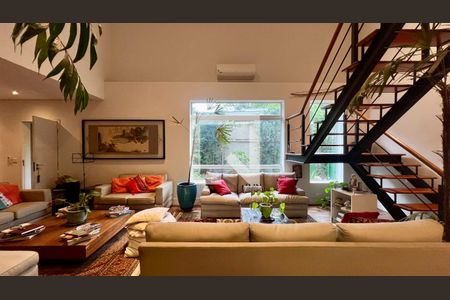 Casa à venda com 430m², 4 quartos e 5 vagas Casa à venda com 430m², 4 quartos e 5 vagasSala de estar