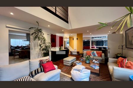 Casa à venda com 430m², 4 quartos e 5 vagas Casa à venda com 430m², 4 quartos e 5 vagasSala de estar