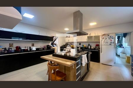 Casa à venda com 430m², 4 quartos e 5 vagas Casa à venda com 430m², 4 quartos e 5 vagasCozinha