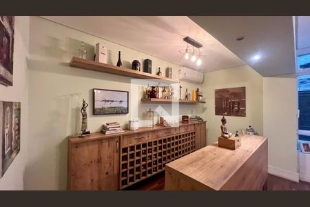 Casa à venda com 430m², 4 quartos e 5 vagas Casa à venda com 430m², 4 quartos e 5 vagasBar