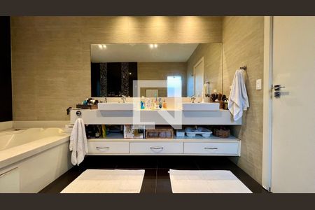 Casa à venda com 430m², 4 quartos e 5 vagas Casa à venda com 430m², 4 quartos e 5 vagasBanheiro da Suíte 3