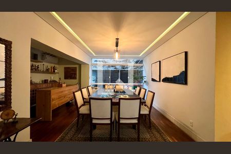 Casa à venda com 430m², 4 quartos e 5 vagas Casa à venda com 430m², 4 quartos e 5 vagasSala de Jantar