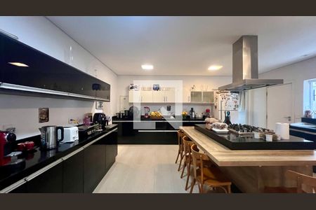 Casa à venda com 430m², 4 quartos e 5 vagas Casa à venda com 430m², 4 quartos e 5 vagasCozinha