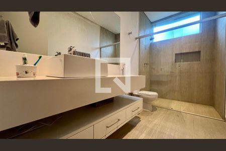 Casa à venda com 430m², 4 quartos e 5 vagas Casa à venda com 430m², 4 quartos e 5 vagasBanheiro