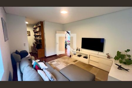 Casa à venda com 430m², 4 quartos e 5 vagas Casa à venda com 430m², 4 quartos e 5 vagasSala de TV