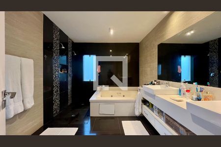 Casa à venda com 430m², 4 quartos e 5 vagas Casa à venda com 430m², 4 quartos e 5 vagasBanheiro da Suíte 3