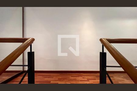 Casa à venda com 430m², 4 quartos e 5 vagas Casa à venda com 430m², 4 quartos e 5 vagasEscada