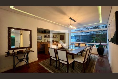 Casa à venda com 430m², 4 quartos e 5 vagas Casa à venda com 430m², 4 quartos e 5 vagasSala de Jantar