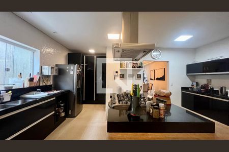 Casa à venda com 430m², 4 quartos e 5 vagas Casa à venda com 430m², 4 quartos e 5 vagasCozinha