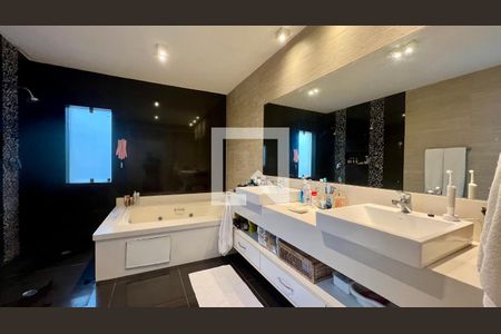 Casa à venda com 430m², 4 quartos e 5 vagas Casa à venda com 430m², 4 quartos e 5 vagasBanheiro da Suíte 3