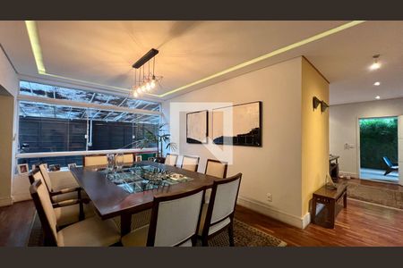 Casa à venda com 430m², 4 quartos e 5 vagas Casa à venda com 430m², 4 quartos e 5 vagasSala de Jantar