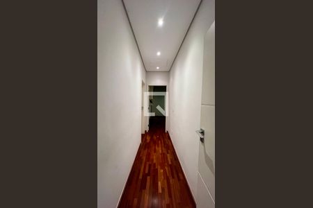 Casa à venda com 430m², 4 quartos e 5 vagas Casa à venda com 430m², 4 quartos e 5 vagasCorredor