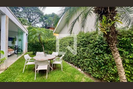 Casa à venda com 430m², 4 quartos e 5 vagas Casa à venda com 430m², 4 quartos e 5 vagasQuintal